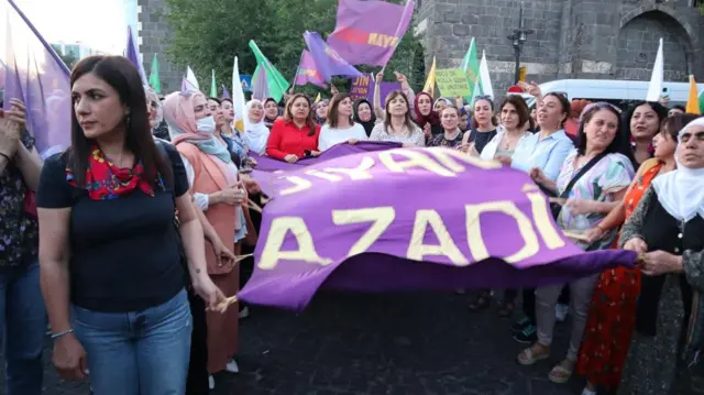 Diyarbakır'da protesto eden kadınlar "Kadın Yaşam Özgürlük" pankartı taşıyor
