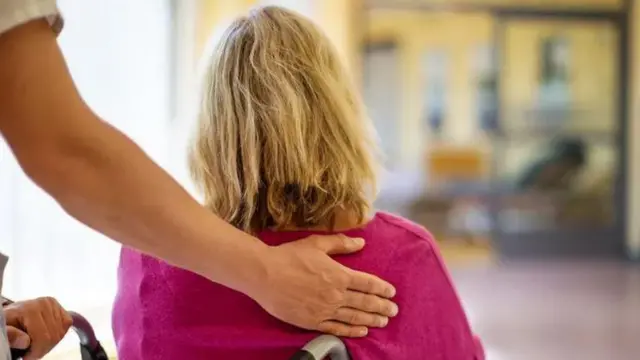 Hoton matar da ake bai wa kulawa