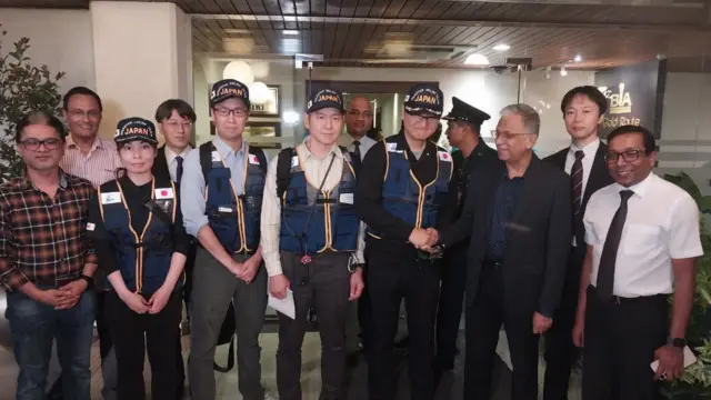 ශ්‍රී ලංකාවේ රෝහල්වල සෞඛ්‍ය තත්ත්වය පිරික්සීම සඳහා ජපාන රජය විසින් එවන ලද වෛද්‍යවරුන් පස් දෙනෙකුගෙන් සමන්විත කණ්ඩායම වෛද්‍ය අධ්‍යක්ෂක ජනරාල්වරයා කටුනායක ගුවන් තොටුපොලේදී පිළිගත් අයුරු.