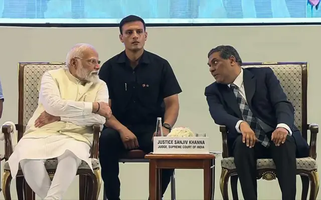 એક કાર્યક્રમમાં વડા પ્રધાન નરેન્દ્ર મોદી અને જસ્ટીસ સંજીવ ખન્ના