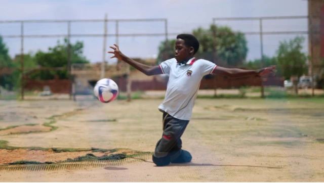 لم تستطع أن تنقذهما معا.. أم سودانية تضطر للاختيار بين علاج طفلتيها التوأم