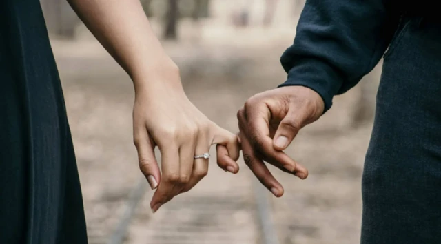 Көп адамдар өлүм күнү өзүнүкүнө жакыныраак болгон бирөө менен романтикалык мамиле курууга көбүрөө басым кылууну тандашат болуш керек 