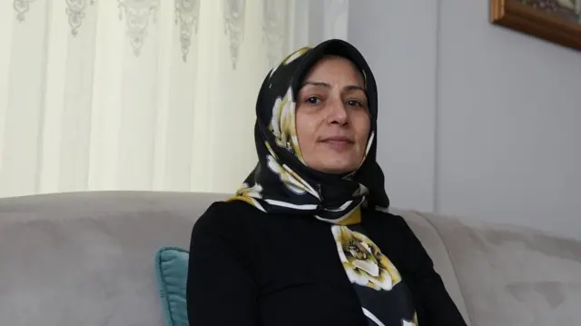 Nurgül Göksu en su salón en las afueras de Estambul, Turquía