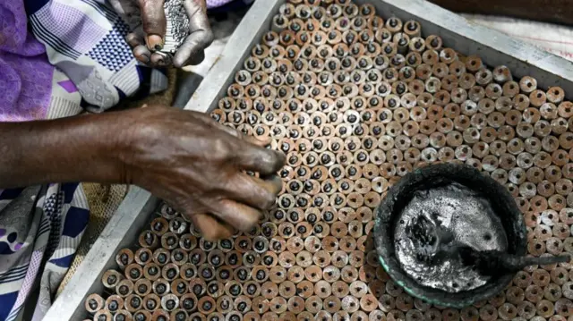 தொடரும் பட்டாசு ஆலை விபத்து உயிரிழப்புகள் – வழக்குகள் அதிகரித்த போதும் தீர்வு கிடைக்காதது ஏன்?