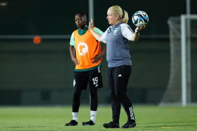 مدربة منتخب كرة القدم السعودي للسيدات، الفنلندية روزا لابي سيبالا، تقود جلسة تدريبية في ملعب في مدينة الطائف في 21 سبتمبر/أيلول 2023.