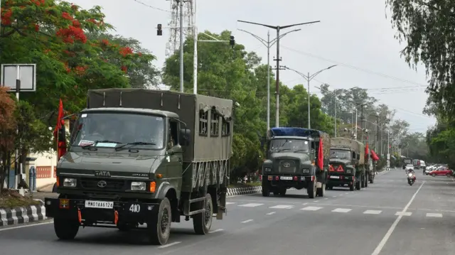 সেনাবাহিনী পাহাড়ী এলাকা থেকে মেইতেইদের নিয়ে যাওয়ার সময়ে পথ আটকান চূড়াচন্দ্রপুরের উপজাতি মানুষ, তারপরেই নিরাপত্তাবাহিনী গুলি চালায় বলে অভিযোগ 