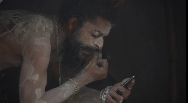 मोबाईल वापरणारे नागा साधू