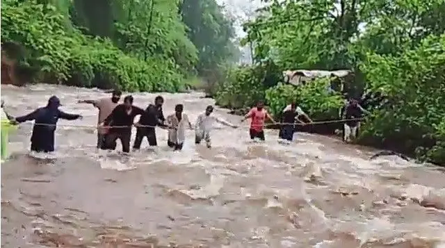 खोपोली येथील प्रसिद्ध झेनिथ धबधब्यावर अडकलेल्या 100 हून अधिक पर्यटकांची स्थानिक गावकऱ्यांनी सुटका केली.