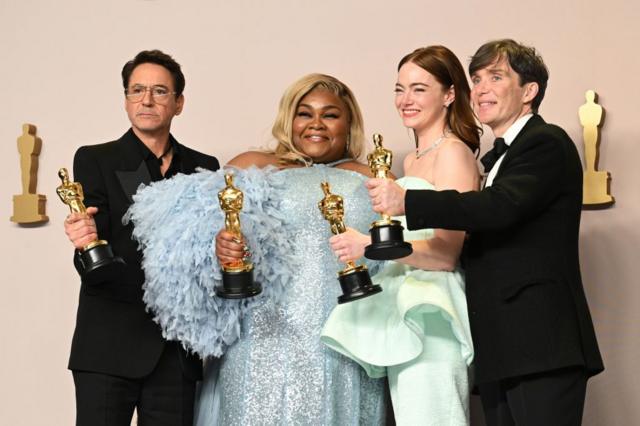 Các diễn viên Robert Downey Jr, Da'Vine Joy Randolph, Emma Stone và Cillian Murphy cùng tượng vàng Oscar 2024 (từ trái sang phải)