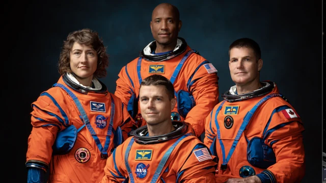 Quatro astronautas da Artemis II em seus trajes de voo laranja brilhante. 