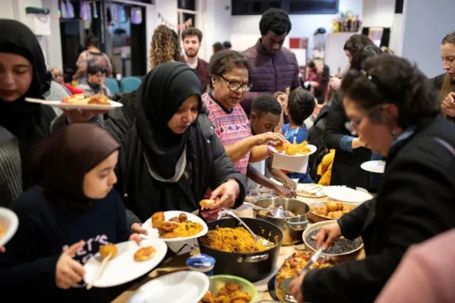 بهائیان از جمله کسانی هستند که در اقصی نقاط جهان، نوروز را جشن می‌گیرند، چرا که سال بهایی نیز مانند سال هجری خورشیدی، همزمان با نوروز آغاز می‌شود. بهائیان لندن نیز در روز اول فروردین در یکی از مراکز خود آغاز سال ۱۸۱ تقویم بهایی را جشن گرفتند
