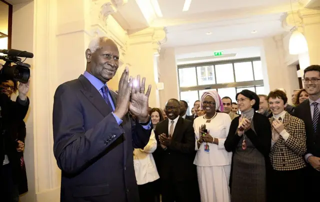 L'engagement très tôt de l'ancien président sénégalais Abdou Diouf et de ses successeurs a permis au Sénégal de contenir la pandémie du vih/sida.