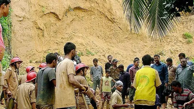 ২০০৭ সালের ১১ই জুন চট্টগ্রামে ভয়াবহ পাহাড়ধসের পর উদ্ধারকর্মীরা ধ্বংসস্তূপ থেকে মরদেহ উদ্ধার করছেন।