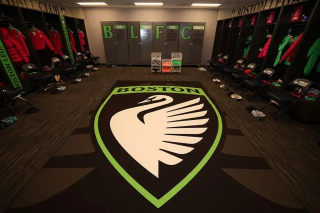 Vestiário do Boston Legacy, que disputa o campeonato americano de futebol feminino, com um enorme escudo do clube pintado no chão