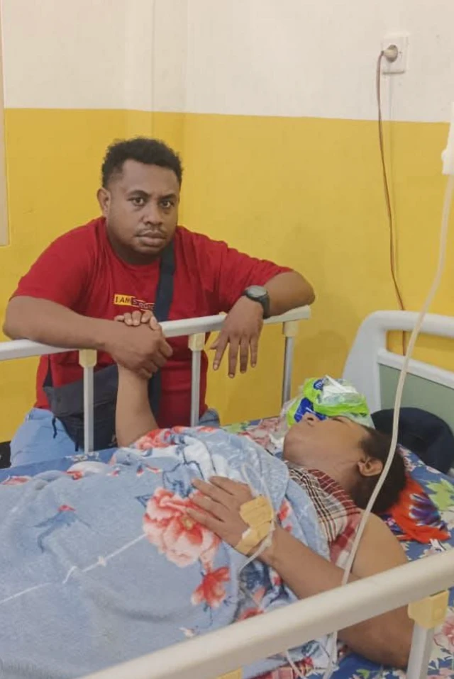 Kone Wayoi ketika mendampingi adiknya Adriana saat dirawat di RSUD Serui