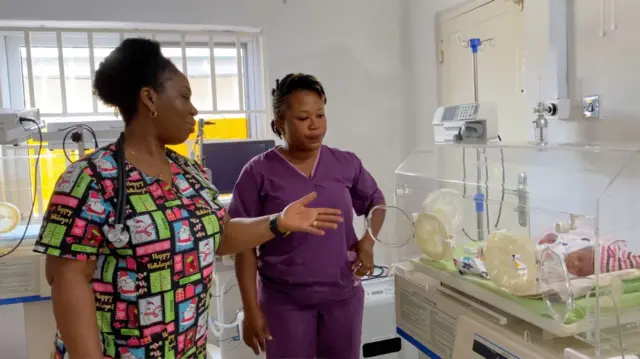 Dọkịnta Chinwe Muomalu na ndị ọrụ ya gbara mbọ gbapụta nwata ahụ.