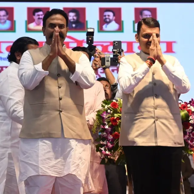 माजी खासदार रणजितसिंह नाईक निंबाळकर आणि मुख्यमंत्री देवेंद्र फडणवीस फलटणमधील एका कार्यक्रमात