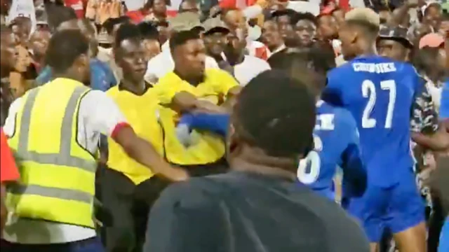 Fight happen as Enyimba of Aba and Rangers of Ebugu meet for di Nigerian Professional Football League