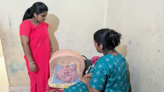 'मला माझ्या बाळाला हातही लावावा वाटत नव्हता', एका आशा सेविकेच्या अनुभवातून उलगडतं भारतातलं प्रसुतीनंतरच्या नैराश्याचं वास्तव