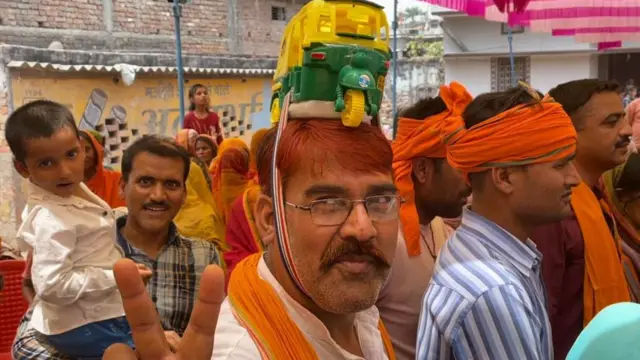 हेना शहाब के चुनाव प्रचार में भगवा रंग के कपड़ों का काफ़ी इस्तेमाल हो रहा है.