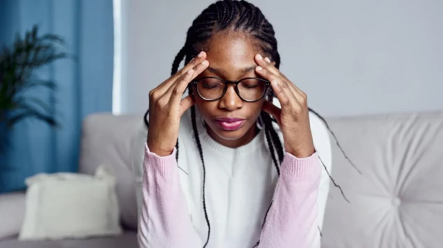 امرأة تضع رأسها بين كفيها في تدبُّر 