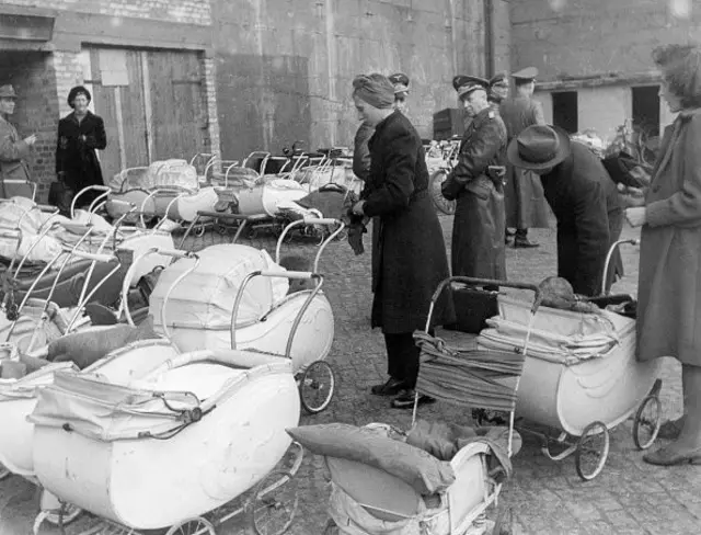 "Парковка" для дитячих візочків біля укриття на Потсдамер плац у Берліні, 1943