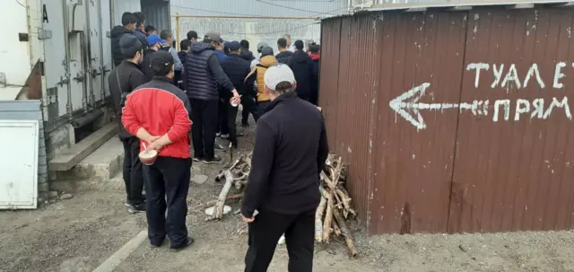 Жарандар 15-апрелде чек ара ачылат деп күтүп жатышкан