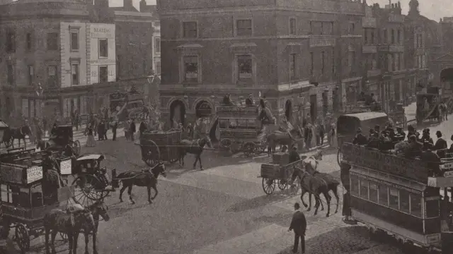 Свою назву банда "Сорок слонів" отримала від району Елефант-енд-Касл на півдні Лондона