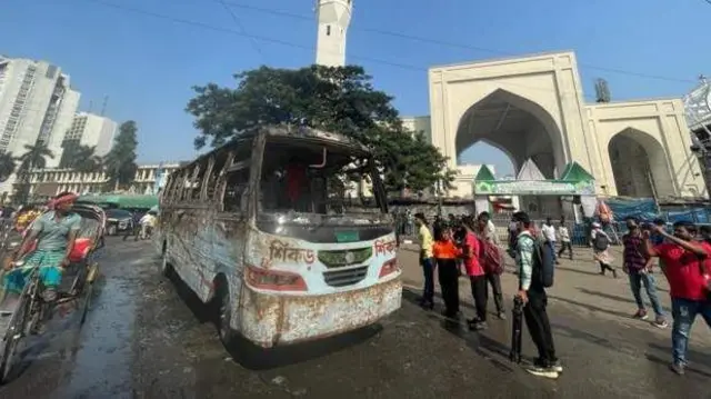 বায়তুল মোকাররমের সামনে বাসে আগুনের চিত্র