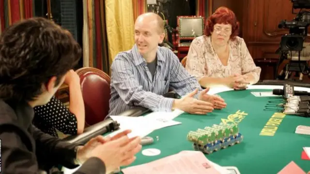 لیپسکامب (وسط) در حال تدارک پخش تور جهانی پوکر در سال ۲۰۰۴ 