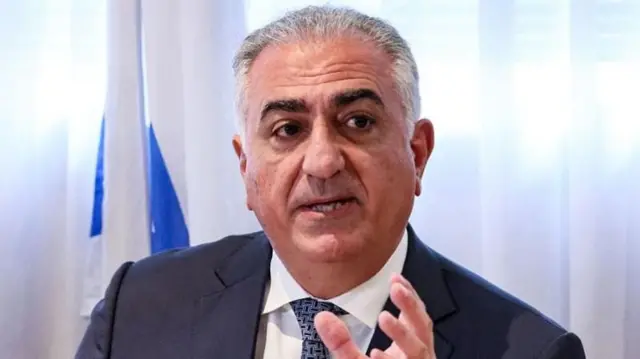 इराणच्या शेवटच्या शाह (राजा) यांचे निर्वासित सुपुत्र रझा पहलवी यांनी इराणचे सर्वोच्च नेते अयातुल्ला अली खामेनी यांच्या मृत्यूच्या दाव्याचं स्वागतच केलं आहे.