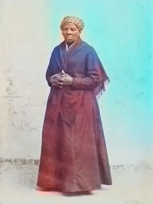 Portrait de l'activiste Harriet Tubman avec un châle et les mains croisées, 1885. Avec l'aimable autorisation de la Bibliothèque du Congrès. Note : L'image a été colorisée numériquement à l'aide d'un procédé moderne. 