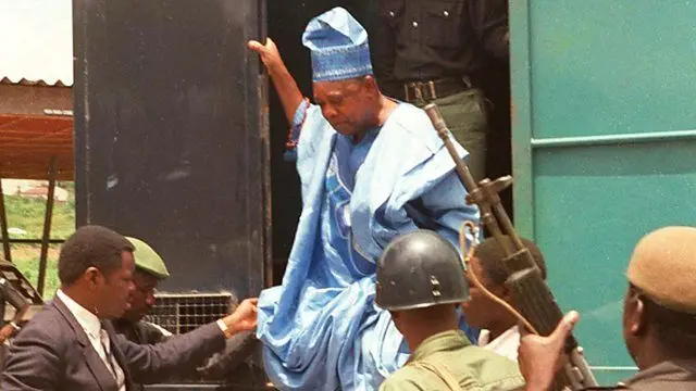 Aworan MKO Abiola to n sọkalẹ lati inu ọkọ