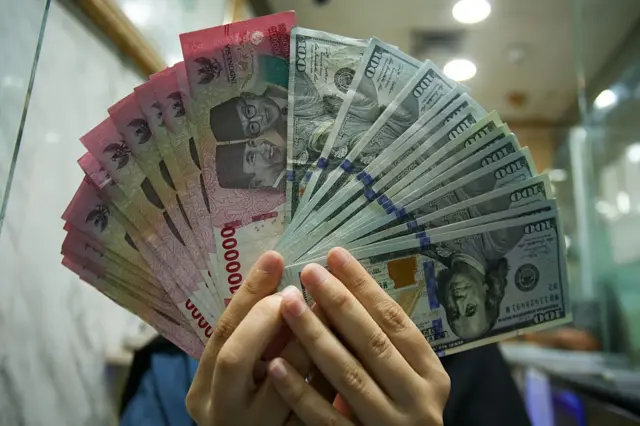 Rupiah Indonesia tetap berada di bawah tekanan dalam perdagangan awal minggu setelah dolar AS melampaui level Rp18.100.