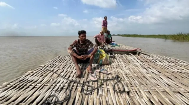 ਨਦੀ ਪਾਰ ਕਰਦੇ ਲੋਕ