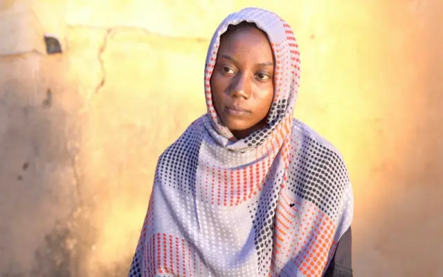 مكارم في منزلها.