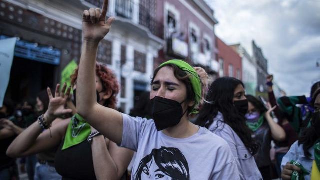 Mulher no México em passeata para comemorar a descriminalização do aborto no país em 2023