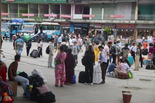 बसपार्कमा मानिसहरूको चहलपहल