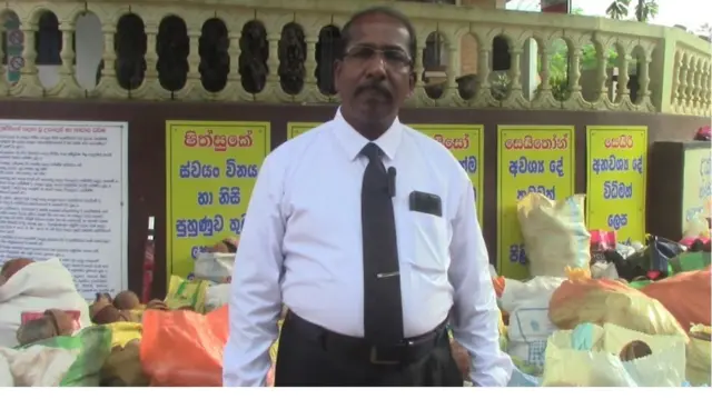 අම්පේගම ප්රාතමික විද්යාලයේ විදුහල්පති කේ.කේ සමන් චන්දනගේ ඡායාරූපයකි