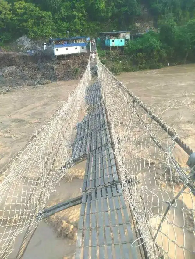 भोजपुरमा क्षतिग्रस्त बनेको एक झोलुङ्गे पुल