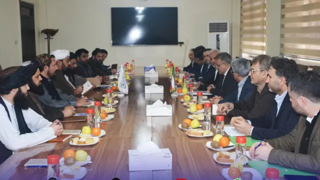 هیئت وزارت نفت ایران سمت راست، و مقامهای وزارت معادن حکومت طالبان سمت چپ میز.