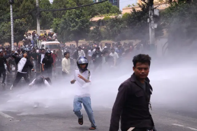 अश्रुग्यास प्रहार भएपछि भाग्दै प्रदर्शनकारीहरू