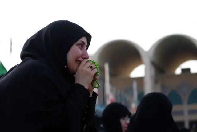 یک زن در حال گریه در مصلی تهران