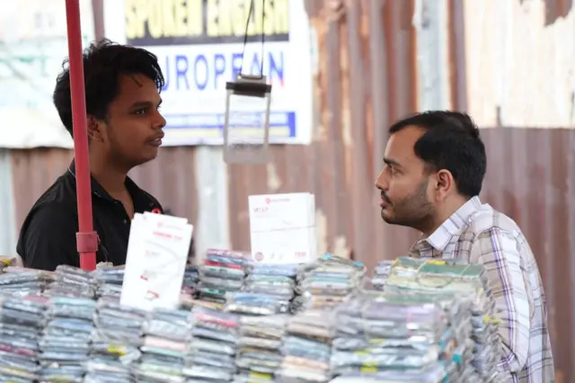 अपनी मोबाइल की दुकान पर रोहित कुमार