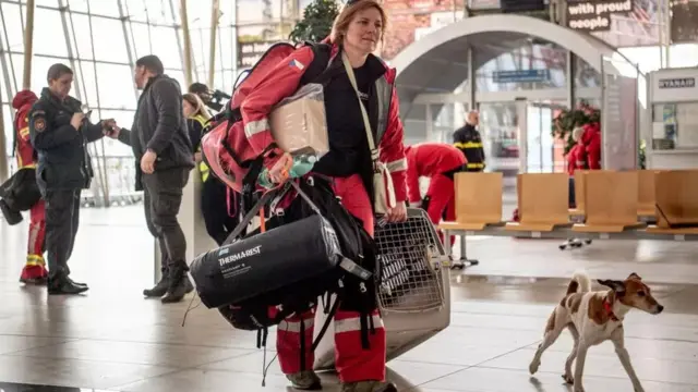 Arrivée de secouristes en Turquie.