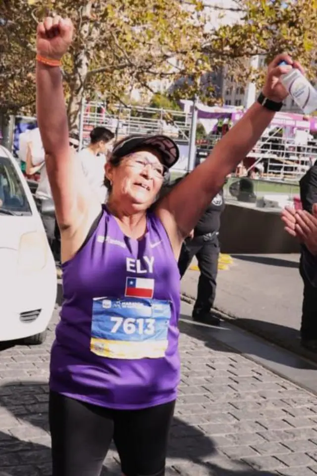 Elisabeth Osorio con los brazos en alto al final de la maratón.