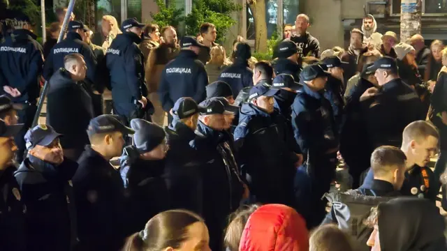 protest, protest na vračaru, sns na vračaru, policija, protest kod kalenić pijace, kalenić pijaca, štandovi sns