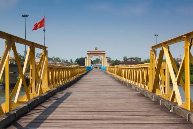 Cầu Hiền Lương bắc qua sông Bến Hải, nơi chia cắt Việt Nam trong quá khứ