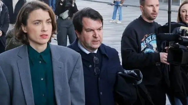 Adel Enel sa advokatom i novinarima