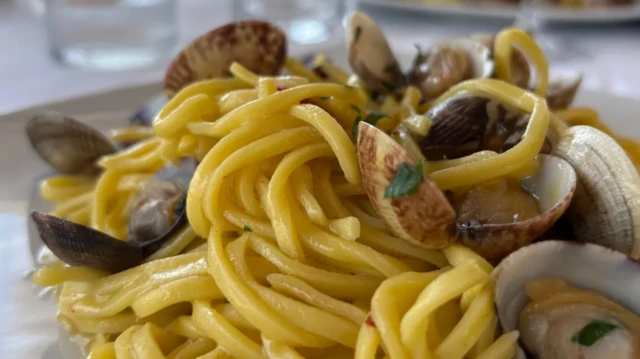 Paste cu fructe de mare servite într-o farfurie.